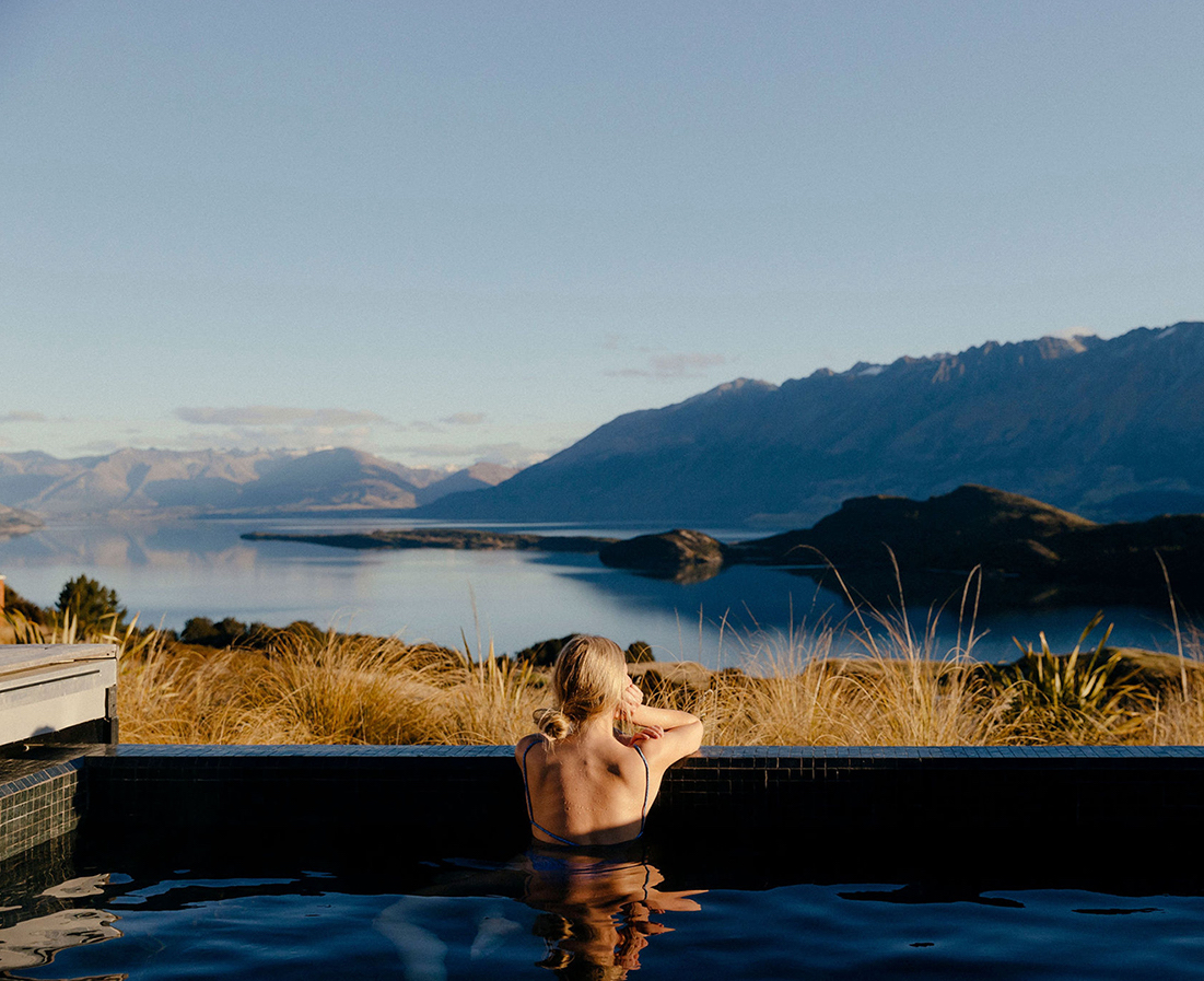 Aro Hā spa overlooking Lake Wakatipu and the Southern Alps