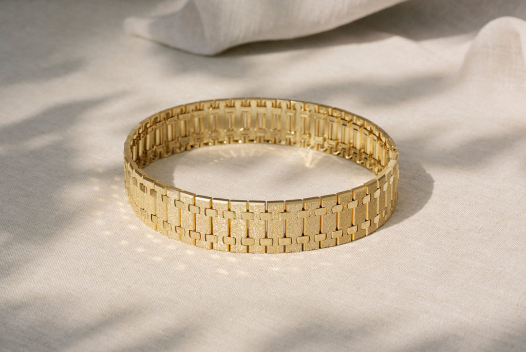Royal Oak Joaillerie Summer Haze necklace in gold on fabric