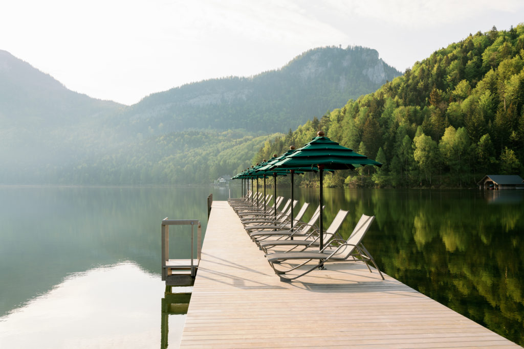 MAYRLIFE lakefront terrace beside Lake Altaussee and the Alps